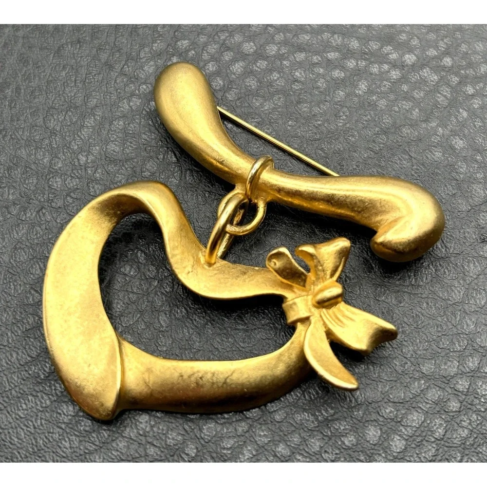 Vintage Dinah Hoyt Taylor DHT Matte Gold Tone Heart Dangle Drop Bow Brooch Pin